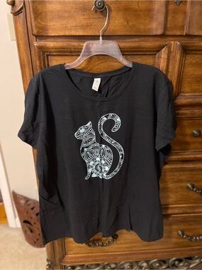 Black Short Sleeve Tee with Decorative Cat Graphic